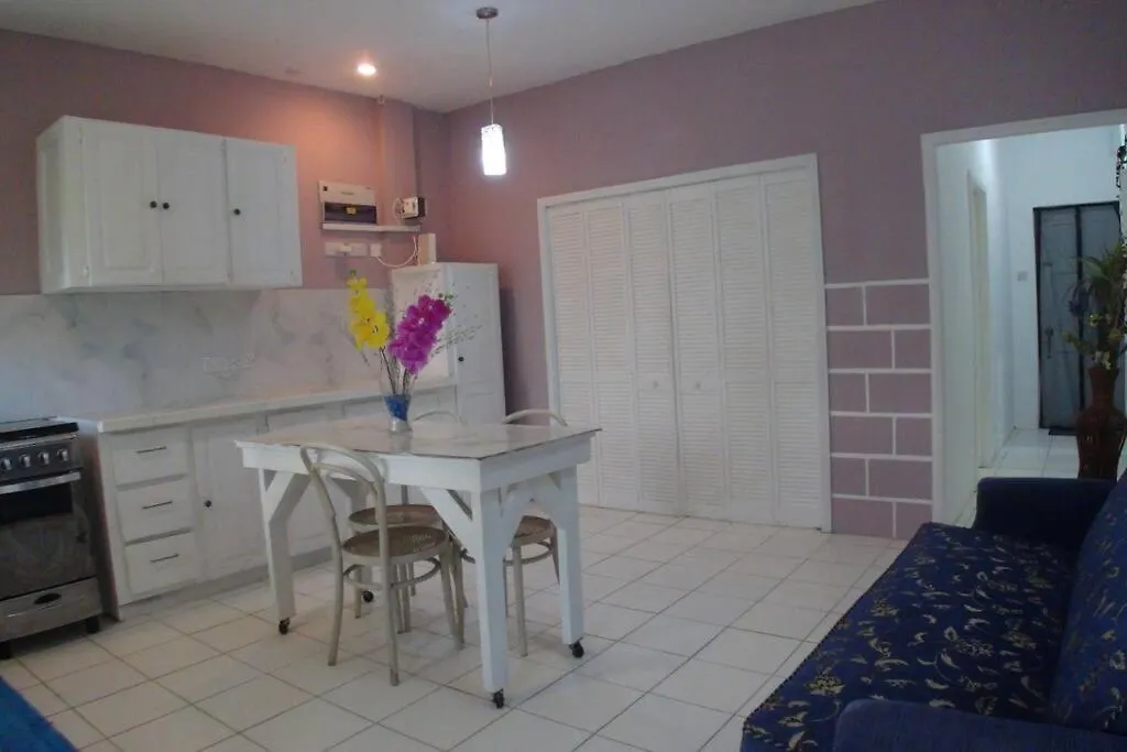 Spacious & Quiet Apt 2 Nested Point Old Westerhall Corbeau Town شقة